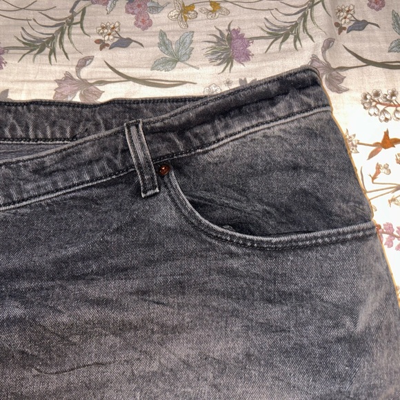 Abercrombie & Fitch Curve Love The Dad Short High Rise— Size 37/24, Black Denim - Picture 4 of 5